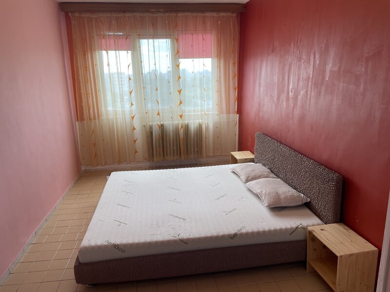 Titan, Piata Minis, 6 min / 450m de metrou si parc