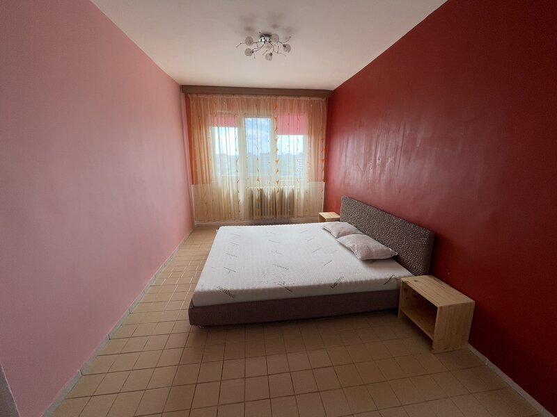 Titan, Piata Minis, 6 min / 450m de metrou si parc