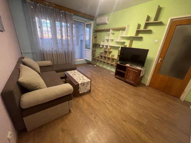 Titan, Piata Minis, 6 min / 450m de metrou si parc