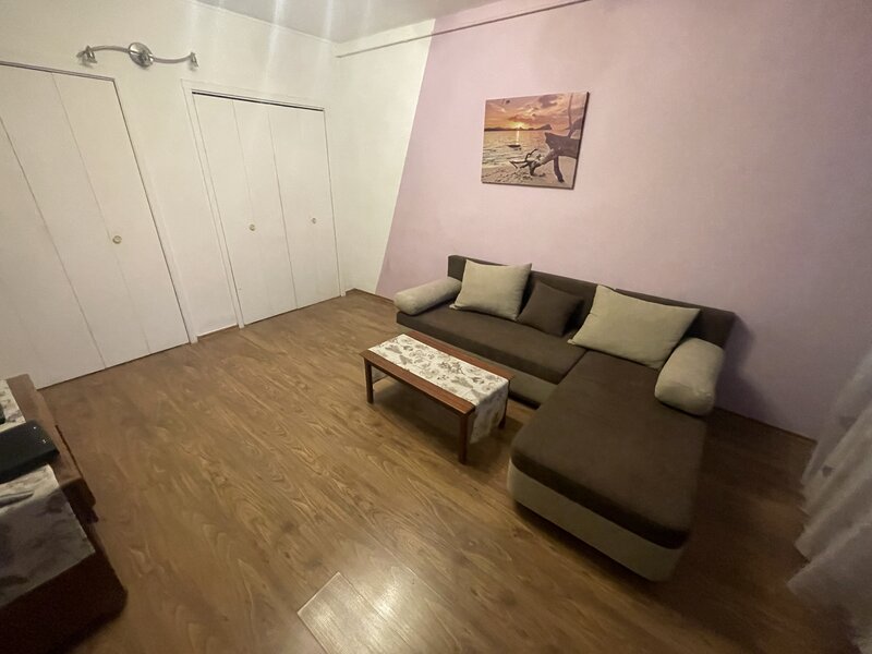 Titan, Piata Minis, 6 min / 450m de metrou si parc