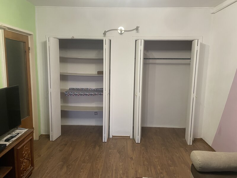 Titan, Piata Minis, 6 min / 450m de metrou si parc